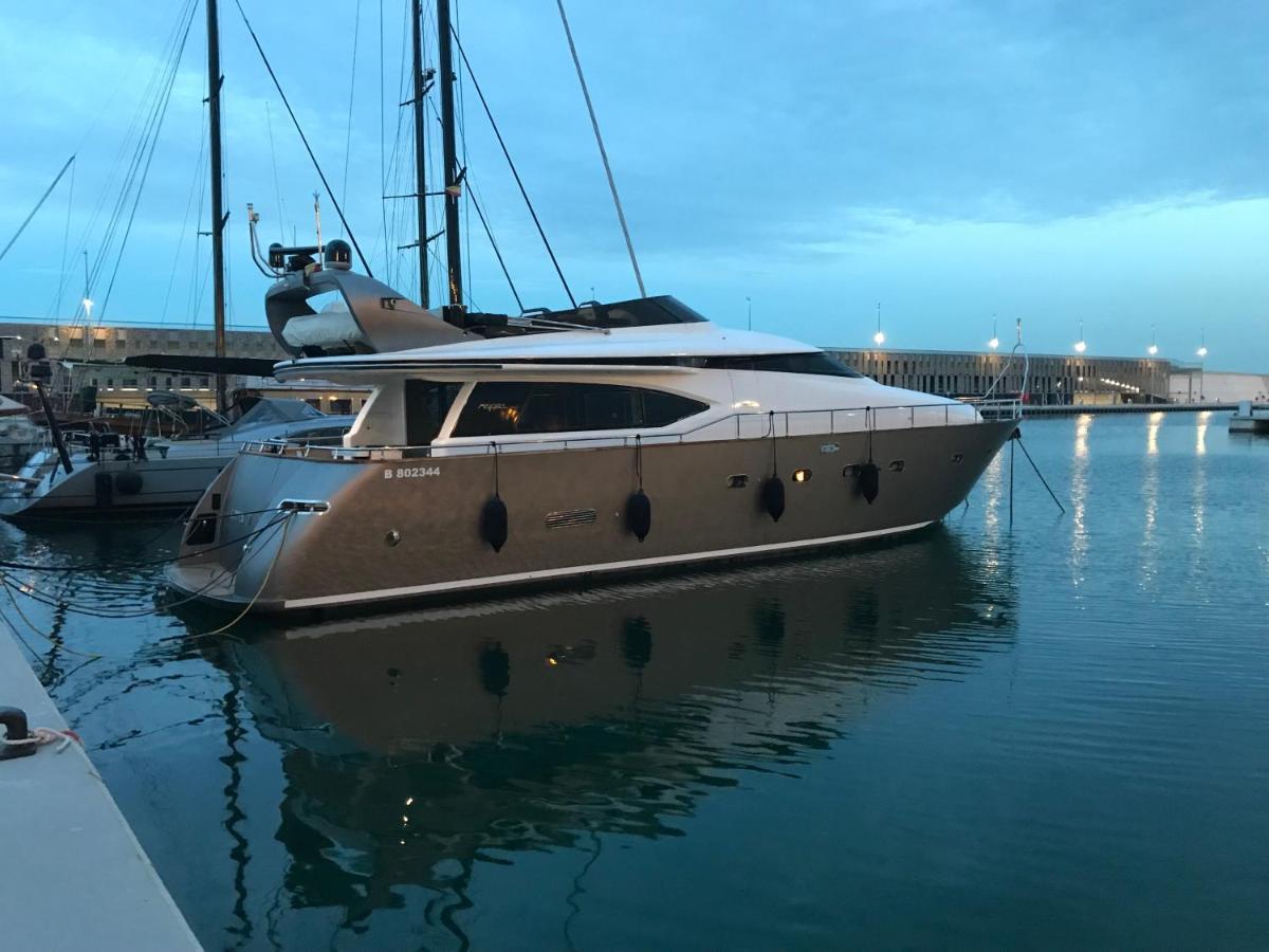 Motoryacht 21 Avec Equipage Hotell Barcelona Eksteriør bilde