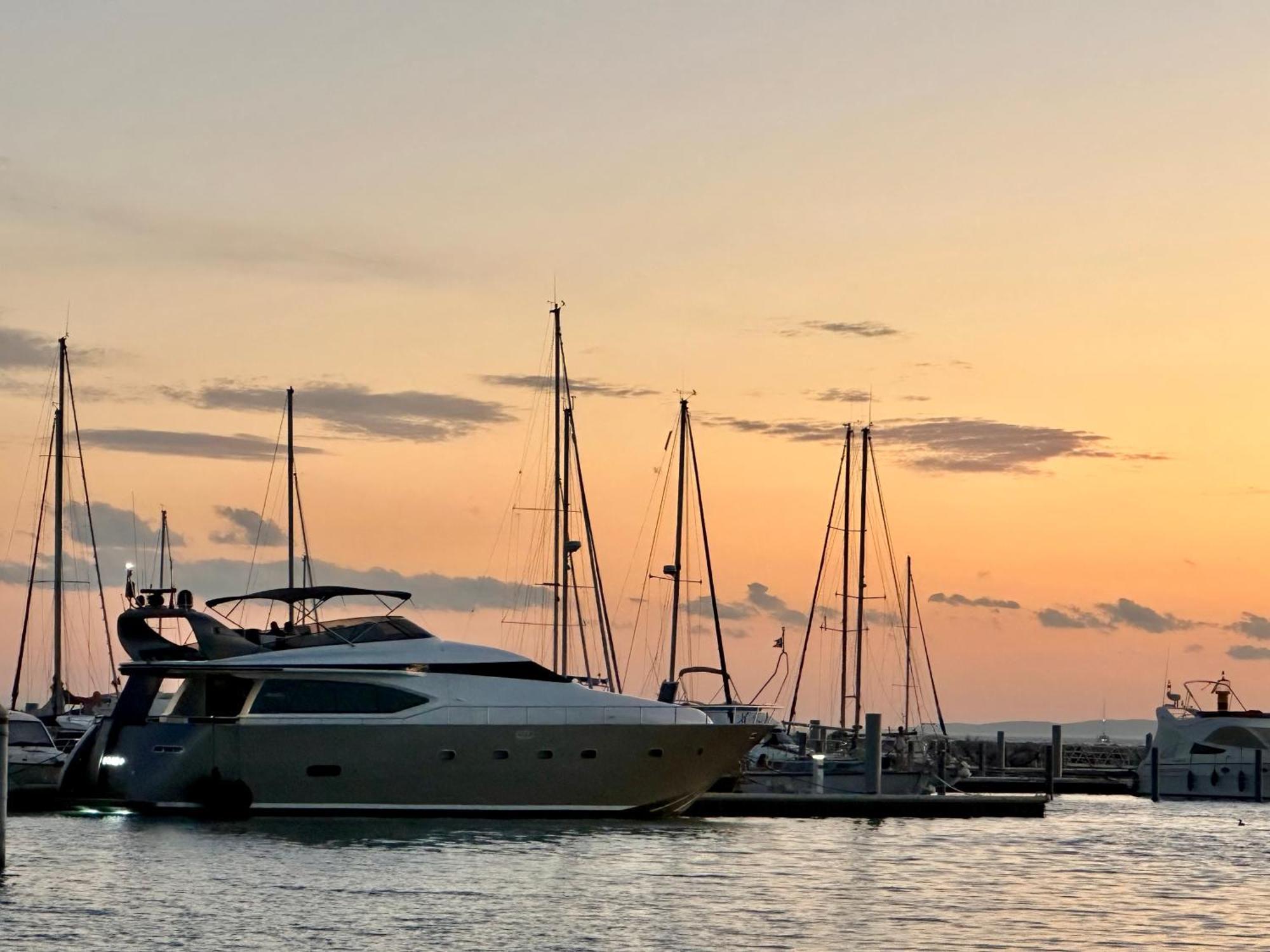 Motoryacht 21 Avec Equipage Hotell Barcelona Eksteriør bilde